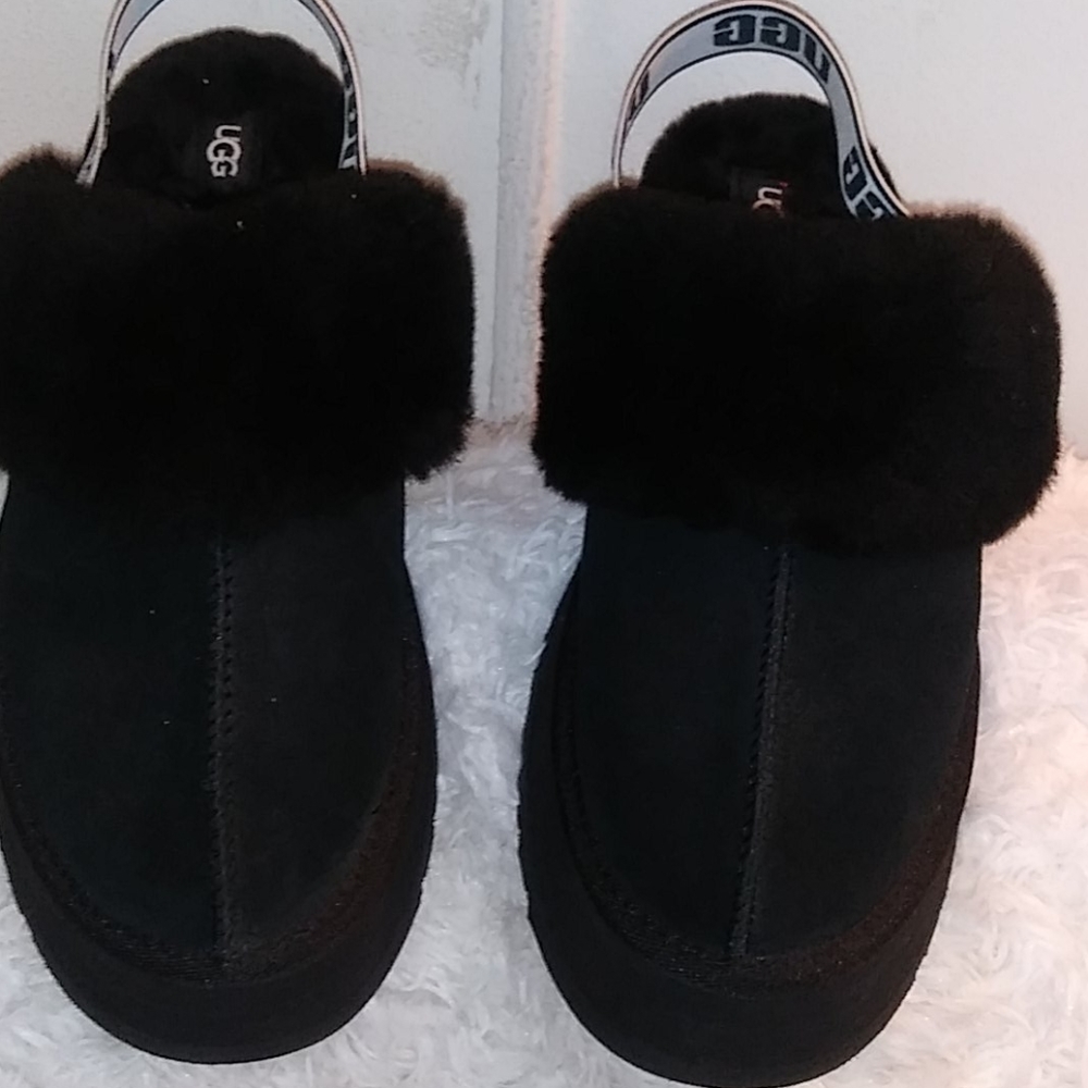 Ugg shoes pre owned worn 2 times no stains, no rip